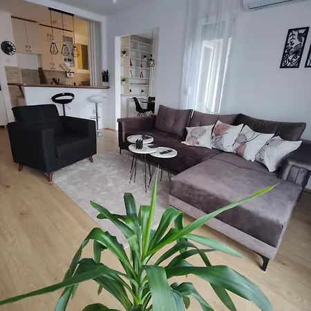 Black & White Apartment Nis